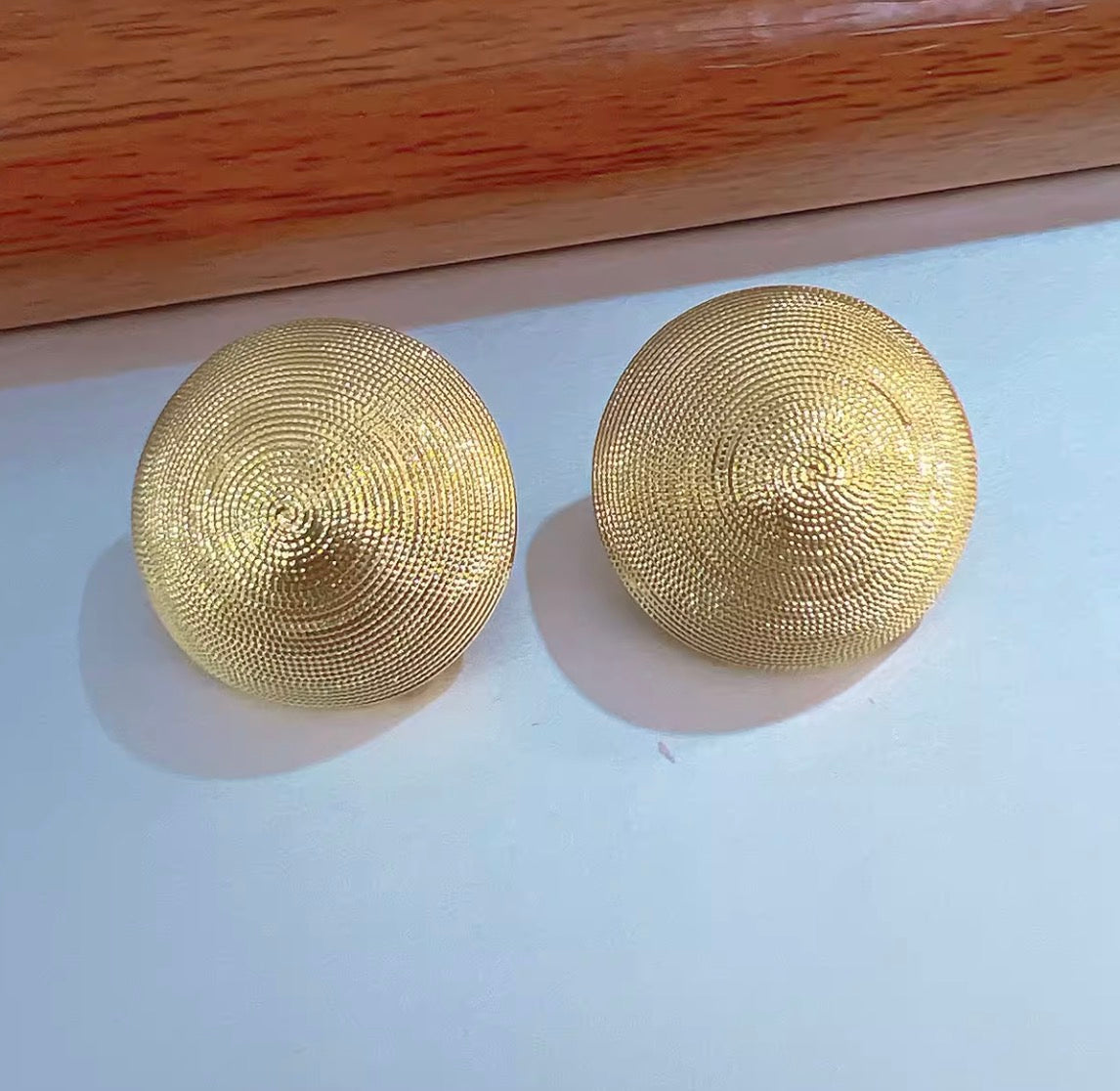 K18YG ピアス スタッドピアス 大ぶり 円形 ラウンド 丸 18K 18金 YG K18 イエローゴールド 中空ピアス 中空 つや消し 艶消し 模様