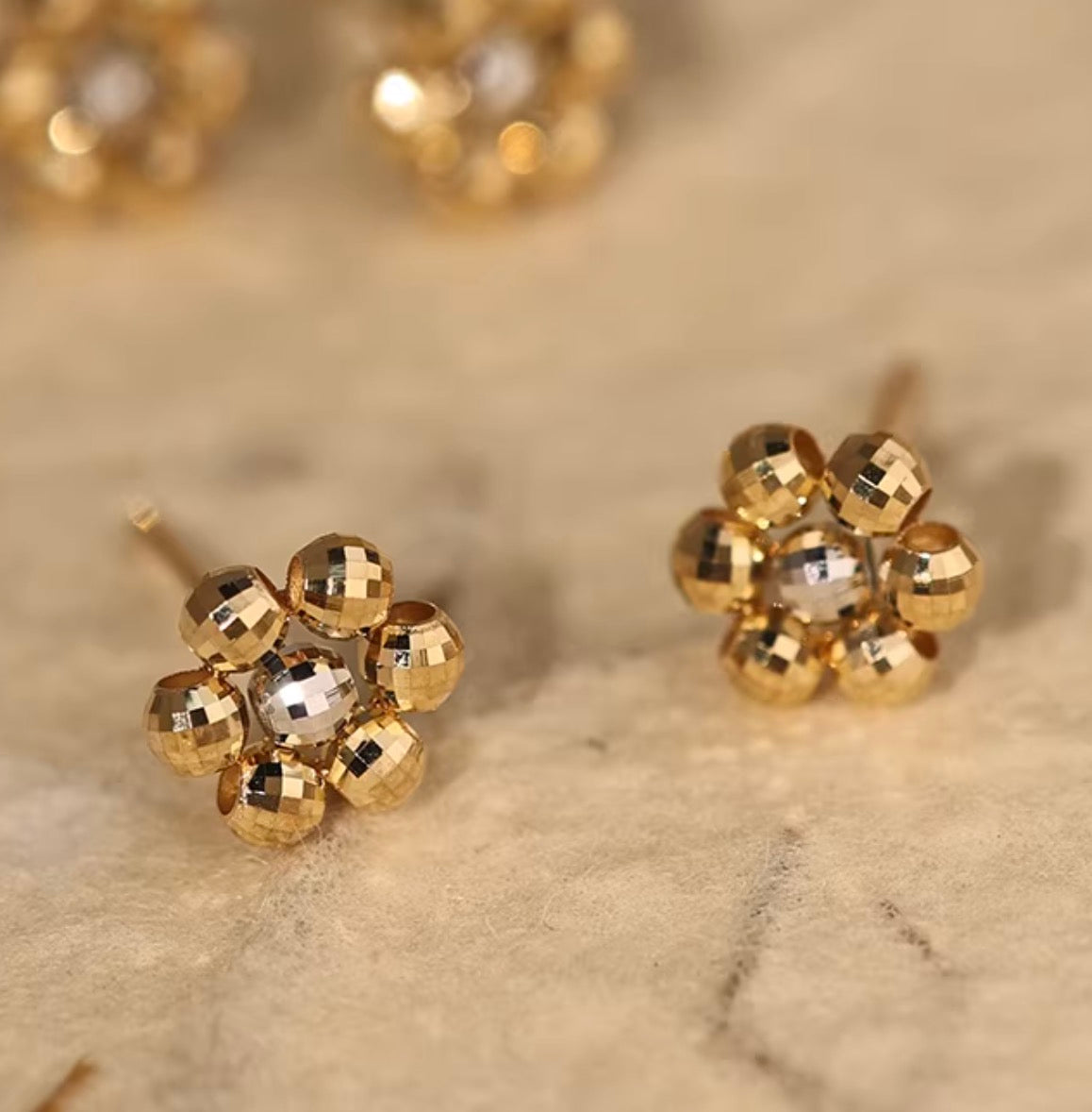 K18YG デイジーフラワー スタッドピアス カットボール 18K 花 フローラル キラキラ