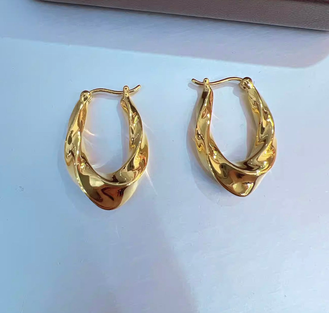 K18YG ティアドロップ バロック 中空 フープピアス リングピアス 18K ツイスト ウェーブ