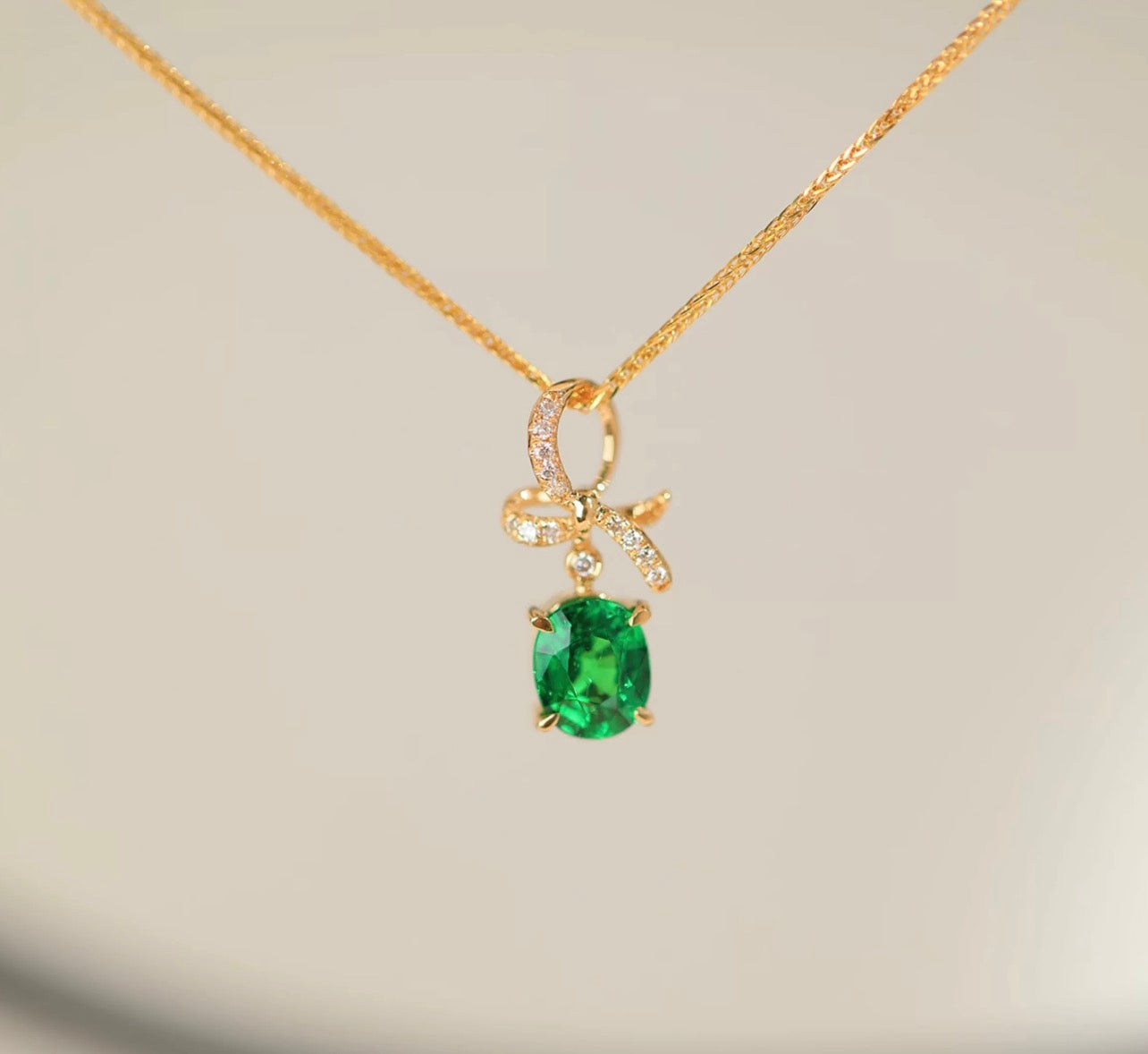 K18YG 天然ツァボライト ペンダント オーバル イエローゴールド 18k メレダイヤ 18金 ネックレス チャーム 縁結び リボン