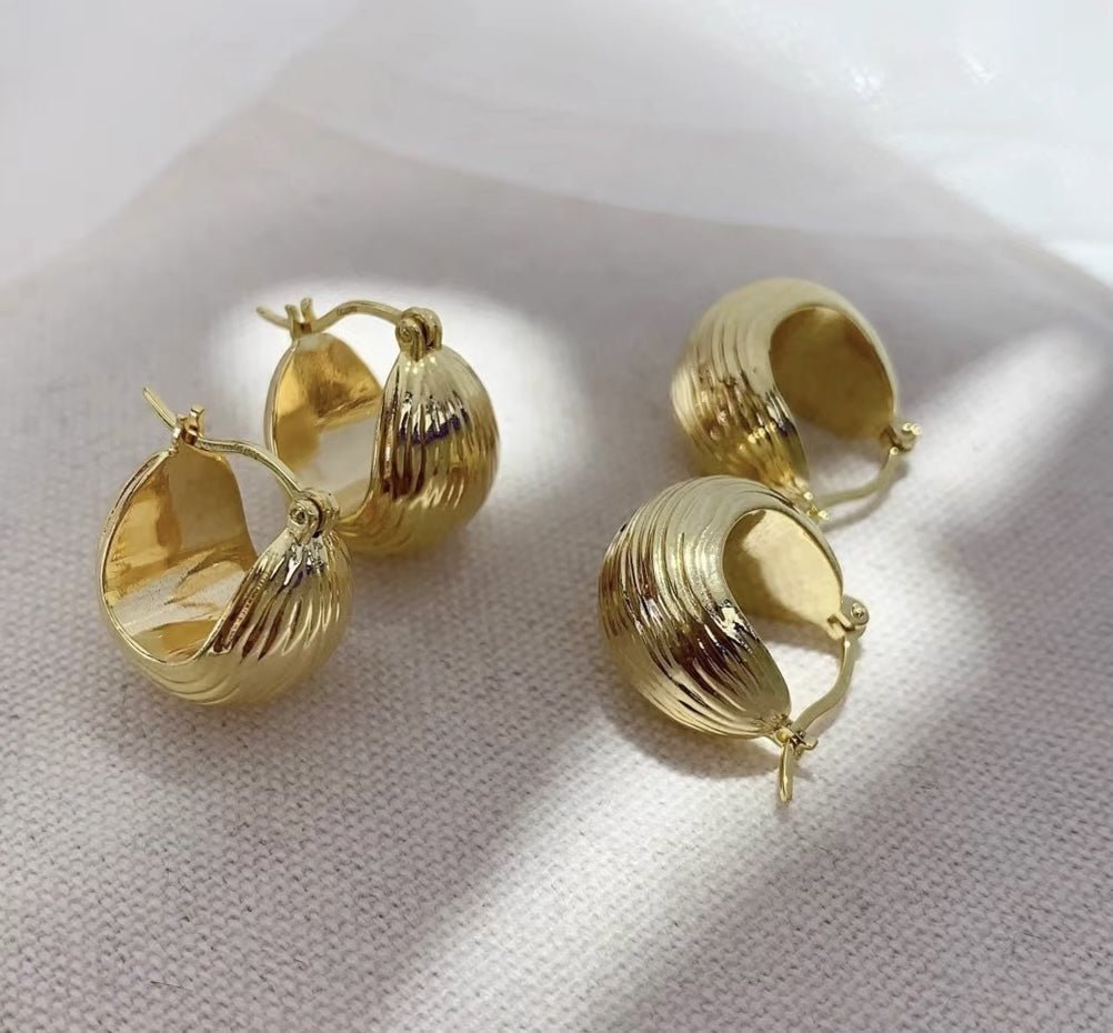 K18YG イエローゴールド フープピアス ピアス リングピアス 15mm 中空 18金 18K K18 ストライプ 松ぼっくり 球体 丸いフォルム コロコロ 模様 柄 - Jewelry Hills Tokyo