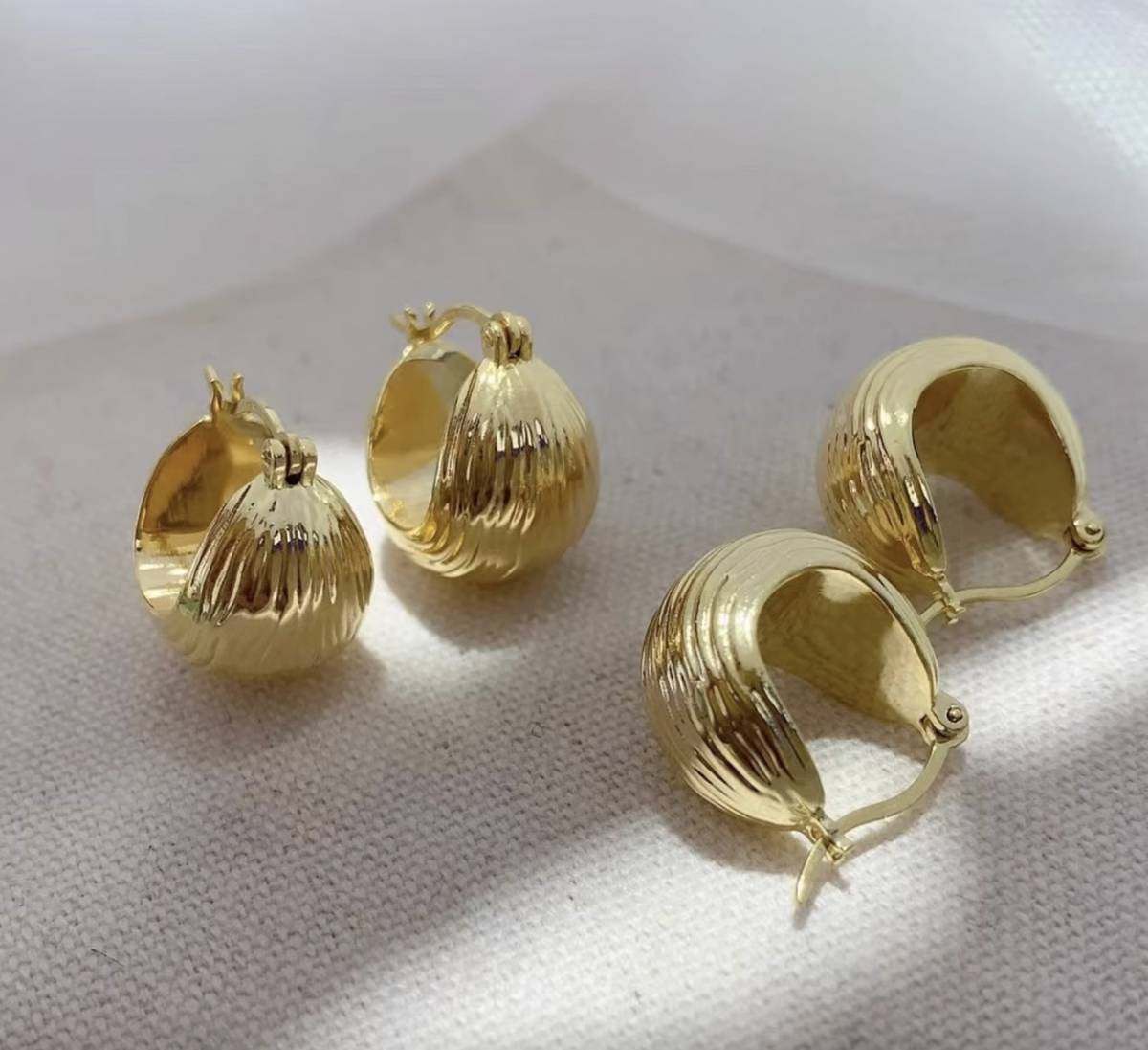 K18YG イエローゴールド フープピアス ピアス リングピアス 15mm 中空 18金 18K K18 ストライプ 松ぼっくり 球体 丸いフォルム コロコロ 模様 柄 - Jewelry Hills Tokyo