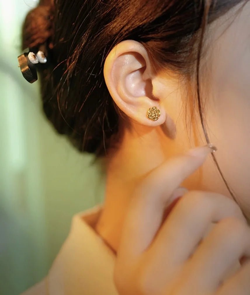 K18YG イエローゴールド ピアス 薔薇 ローズ バラ 花 スタッドピアス 18金 シンプル 18K ワンポイント 中空 - Jewelry Hills Tokyo