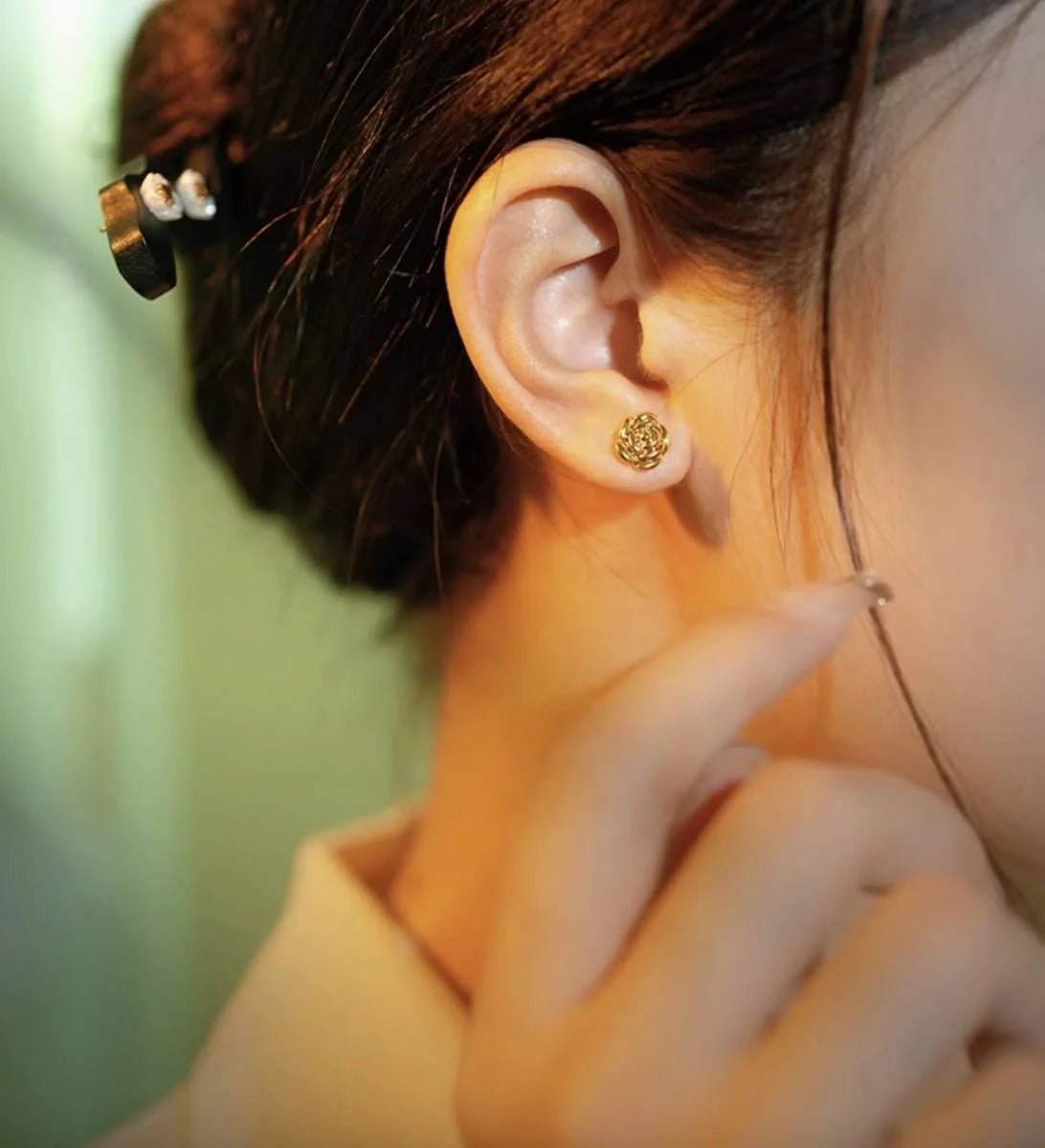 K18YG イエローゴールド ピアス 薔薇 ローズ バラ 花 スタッドピアス 18金 シンプル 18K ワンポイント 中空 - Jewelry Hills Tokyo