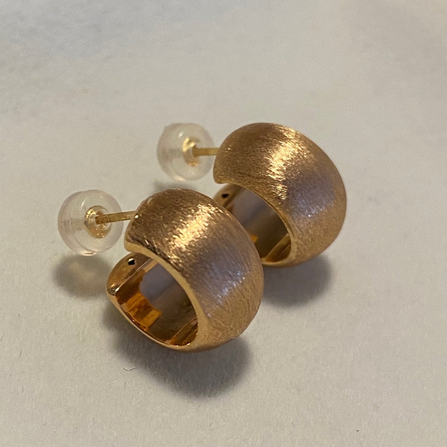 K18YG イエローゴールド スタッドピアス ピアス 繭 つや消し マット加工 やすり加工 ヘアライン 中空 シンプル 18金 18K K18 日常使い リング 丸い カール Cカール - Jewelry Hills Tokyo