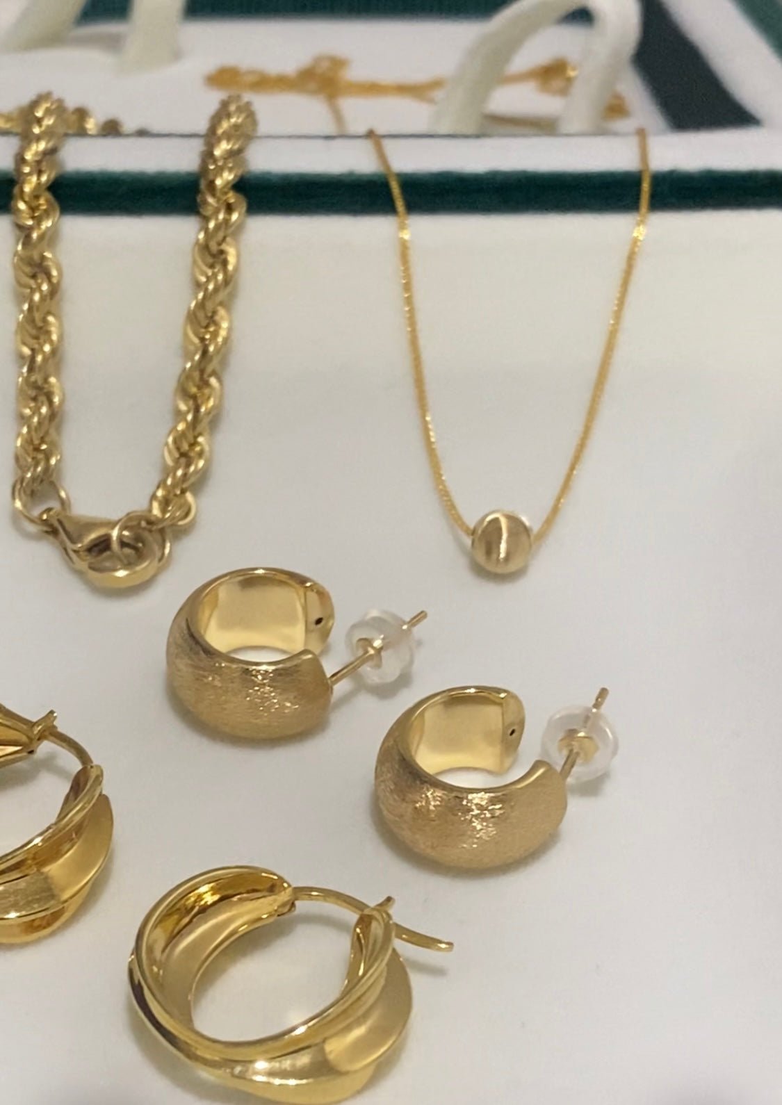 K18YG イエローゴールド スタッドピアス ピアス 繭 つや消し マット加工 やすり加工 ヘアライン 中空 シンプル 18金 18K K18 日常使い リング 丸い カール Cカール - Jewelry Hills Tokyo