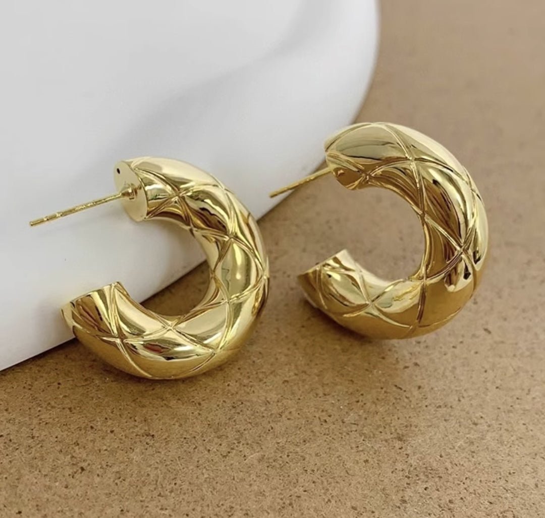 K18YG イエローゴールド 18K ピアス フープ スタッドピアス イタリアンジュエリー 模様 柄 ひし形 ダイス柄 中空 大ぶり ボリューム 太め - Jewelry Hills Tokyo