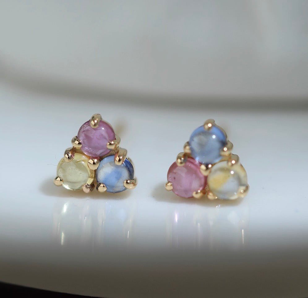 K18YG サファイア カボション ミニ スタッドピアス トライアングル イエローゴールド 18K 18金 ピアス 3色 イエロー ピンク ブルー - Jewelry Hills Tokyo