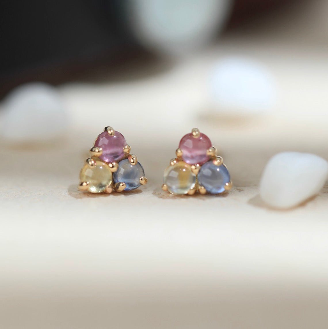 K18YG サファイア カボション ミニ スタッドピアス トライアングル イエローゴールド 18K 18金 ピアス 3色 イエロー ピンク ブルー - Jewelry Hills Tokyo
