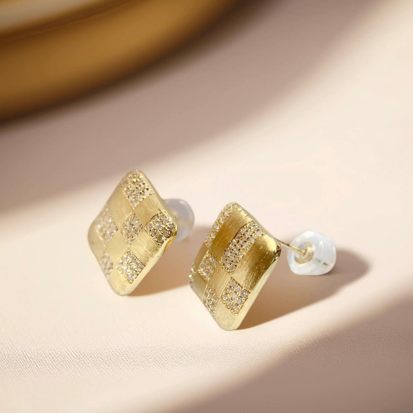 K18YG ダイヤモンド 四角形 模様 スタッドピアス イエローゴールド 18K 18金 ダイス柄 つや消し マット加工 やすり加工 ヘアライン - Jewelry Hills Tokyo