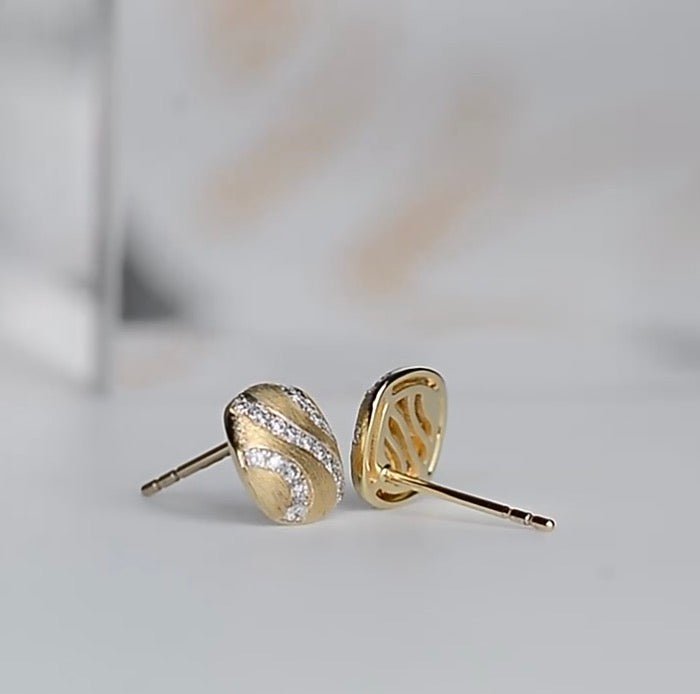 K18YG ダイヤモンド 四角形 模様 スタッドピアス イエローゴールド 18K 18金 ウェーブ つや消し マット加工 やすり加工 ヘアライン 柄 - Jewelry Hills Tokyo