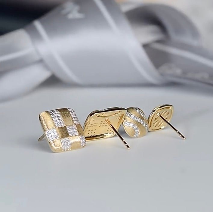 K18YG ダイヤモンド 四角形 模様 スタッドピアス イエローゴールド 18K 18金 ウェーブ つや消し マット加工 やすり加工 ヘアライン 柄 - Jewelry Hills Tokyo