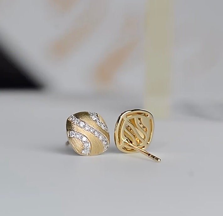 K18YG ダイヤモンド 四角形 模様 スタッドピアス イエローゴールド 18K 18金 ウェーブ つや消し マット加工 やすり加工 ヘアライン 柄 - Jewelry Hills Tokyo
