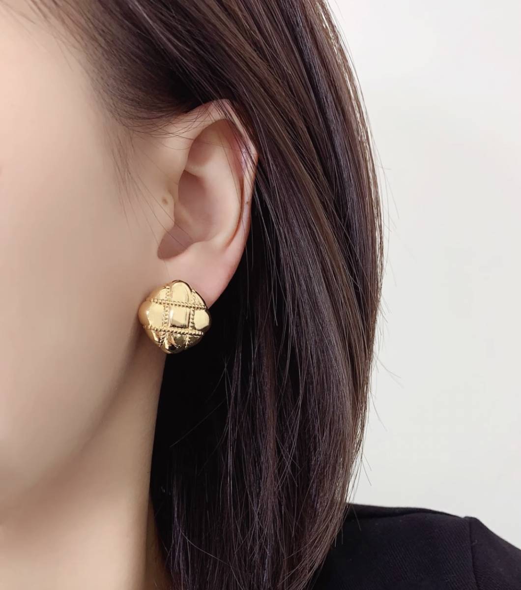 K18YG イエローゴールド 18K ピアス スタッドピアス イタリアンジュエリー ボリューム ぷっくり 大ぶり スクエア 四角 ダイス柄 中空 - Jewelry Hills Tokyo