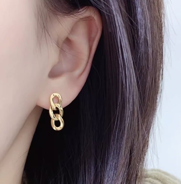 K18YG イエローゴールド 18K ピアス スタッドピアス イタリアンジュエリー 喜平チェーン チェーンピアス ツイスト 中空 ワンポイント 喜平 - Jewelry Hills Tokyo