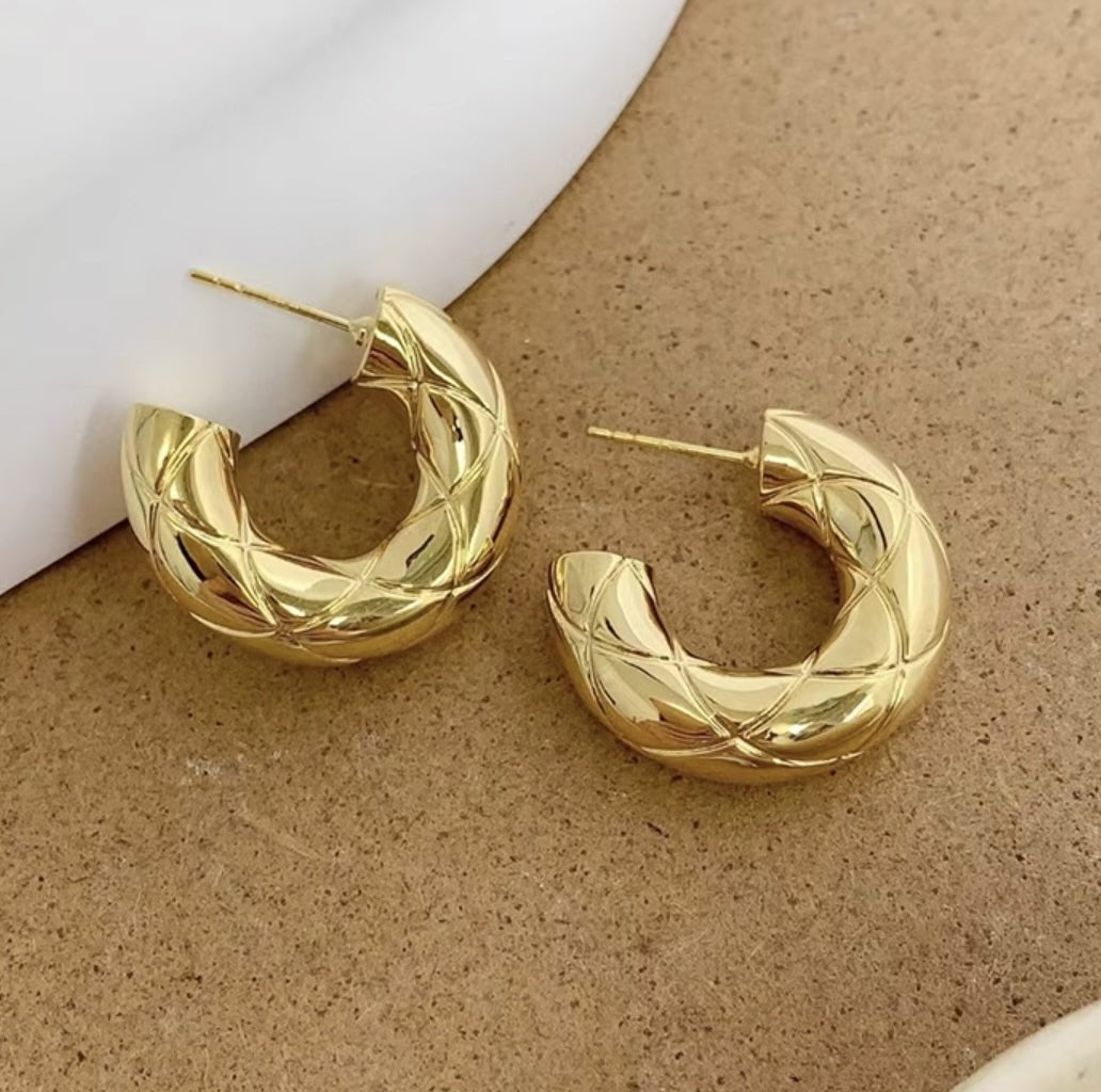 K18YG イエローゴールド 18K ピアス フープ スタッドピアス イタリアンジュエリー 模様 柄 ひし形 ダイス柄 中空 大ぶり ボリューム 太め - Jewelry Hills Tokyo