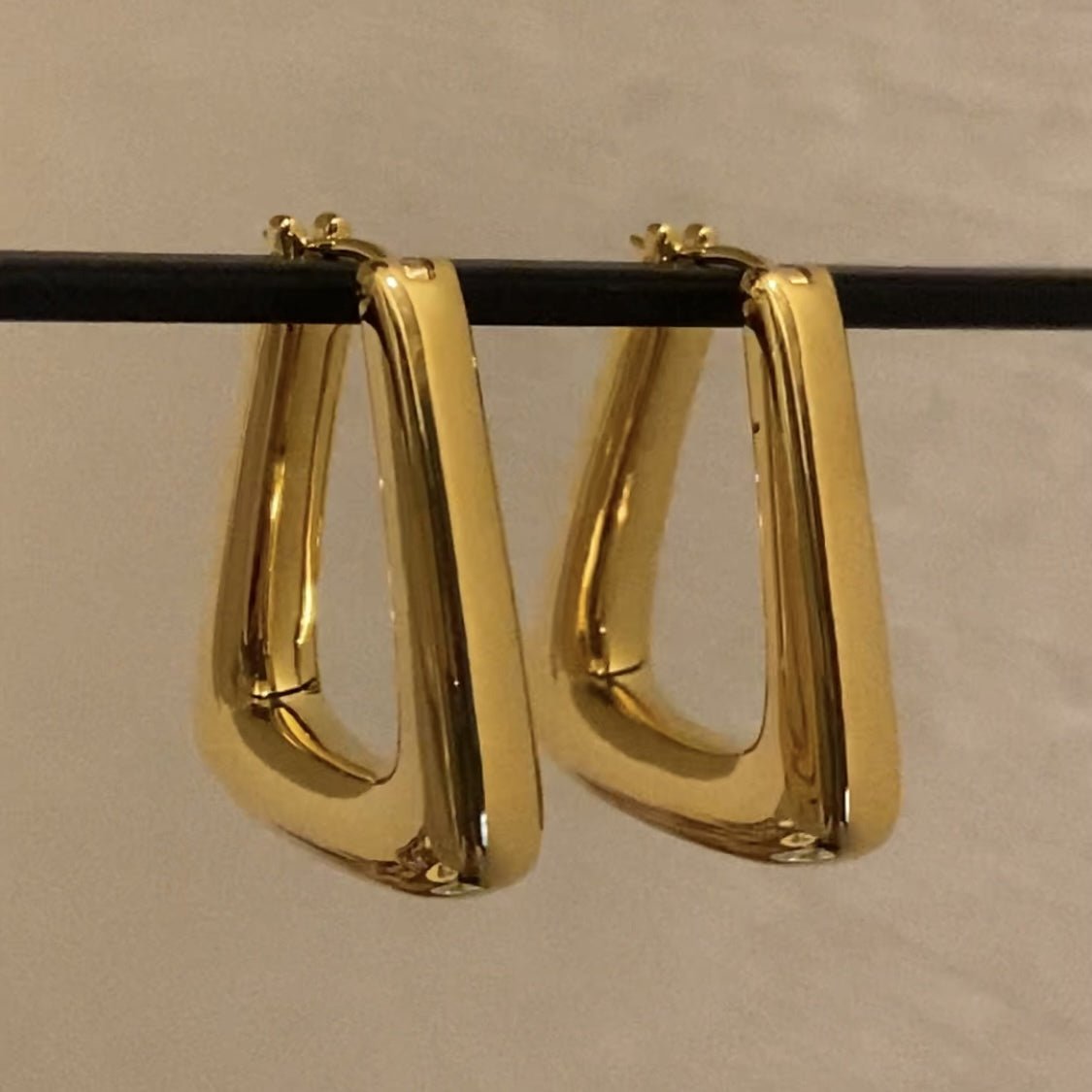 K18YG イエローゴールド 18K ピアス フープピアス リングピアス イタリアンジュエリー スクエア 大ぶり トライアングル 三角形 中空 - Jewelry Hills Tokyo