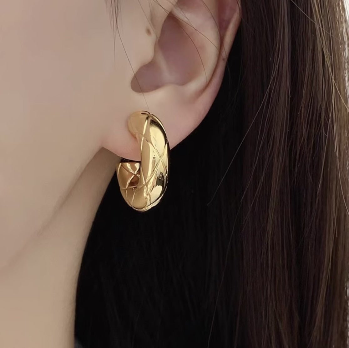 K18YG イエローゴールド 18K ピアス フープ スタッドピアス イタリアンジュエリー 模様 柄 ひし形 ダイス柄 中空 大ぶり ボリューム 太め - Jewelry Hills Tokyo