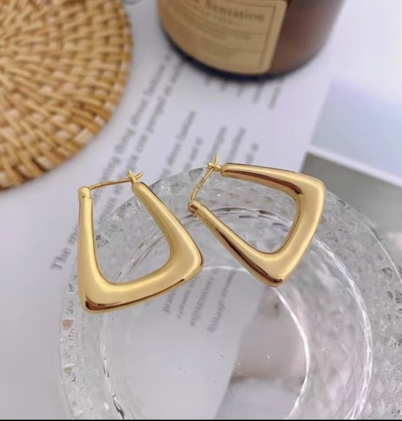 K18YG イエローゴールド 18K ピアス フープピアス リングピアス イタリアンジュエリー スクエア 大ぶり トライアングル 三角形 中空 - Jewelry Hills Tokyo