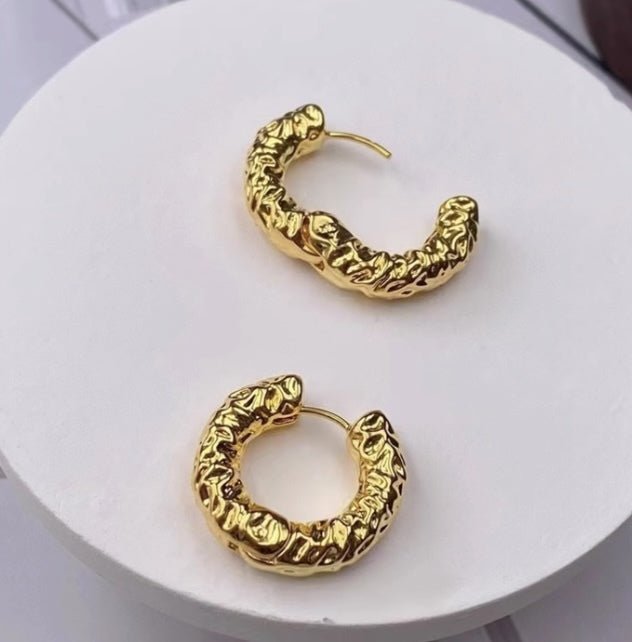 K18YG イエローゴールド 18K ピアス フープピアス イタリアンジュエリー リングピアス でこぼこ ニュアンス くしゃくしゃ ラウンド 中空 丸 - Jewelry Hills Tokyo