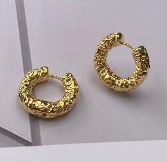 K18YG イエローゴールド 18K ピアス フープピアス イタリアンジュエリー リングピアス でこぼこ ニュアンス くしゃくしゃ ラウンド 中空 丸 - Jewelry Hills Tokyo