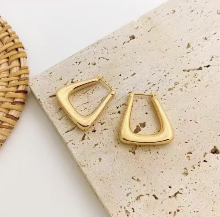 K18YG イエローゴールド 18K ピアス フープピアス リングピアス イタリアンジュエリー スクエア 大ぶり トライアングル 三角形 中空 - Jewelry Hills Tokyo