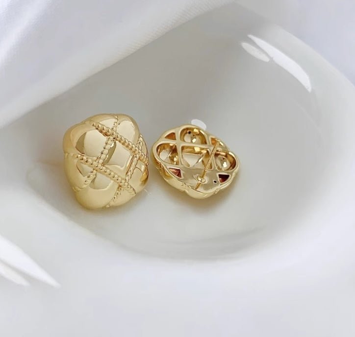 K18YG イエローゴールド 18K ピアス スタッドピアス イタリアンジュエリー ボリューム ぷっくり 大ぶり スクエア 四角 ダイス柄 中空 - Jewelry Hills Tokyo