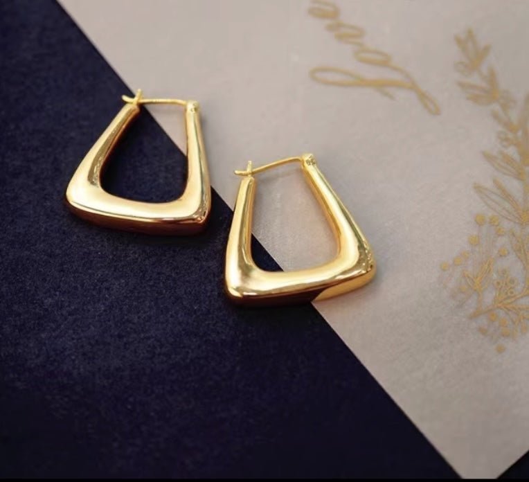 K18YG イエローゴールド 18K ピアス フープピアス リングピアス イタリアンジュエリー スクエア 大ぶり トライアングル 三角形 中空 - Jewelry Hills Tokyo