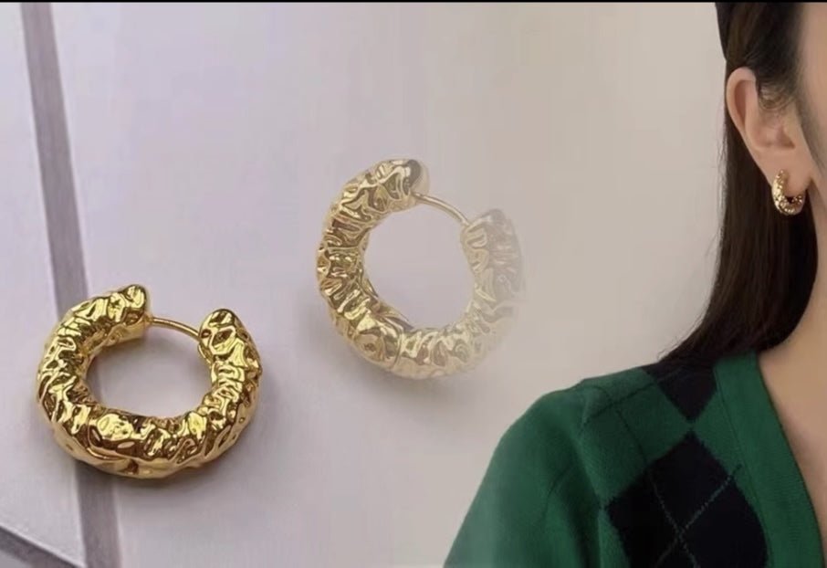 K18YG イエローゴールド 18K ピアス フープピアス イタリアンジュエリー リングピアス でこぼこ ニュアンス くしゃくしゃ ラウンド 中空 丸 - Jewelry Hills Tokyo