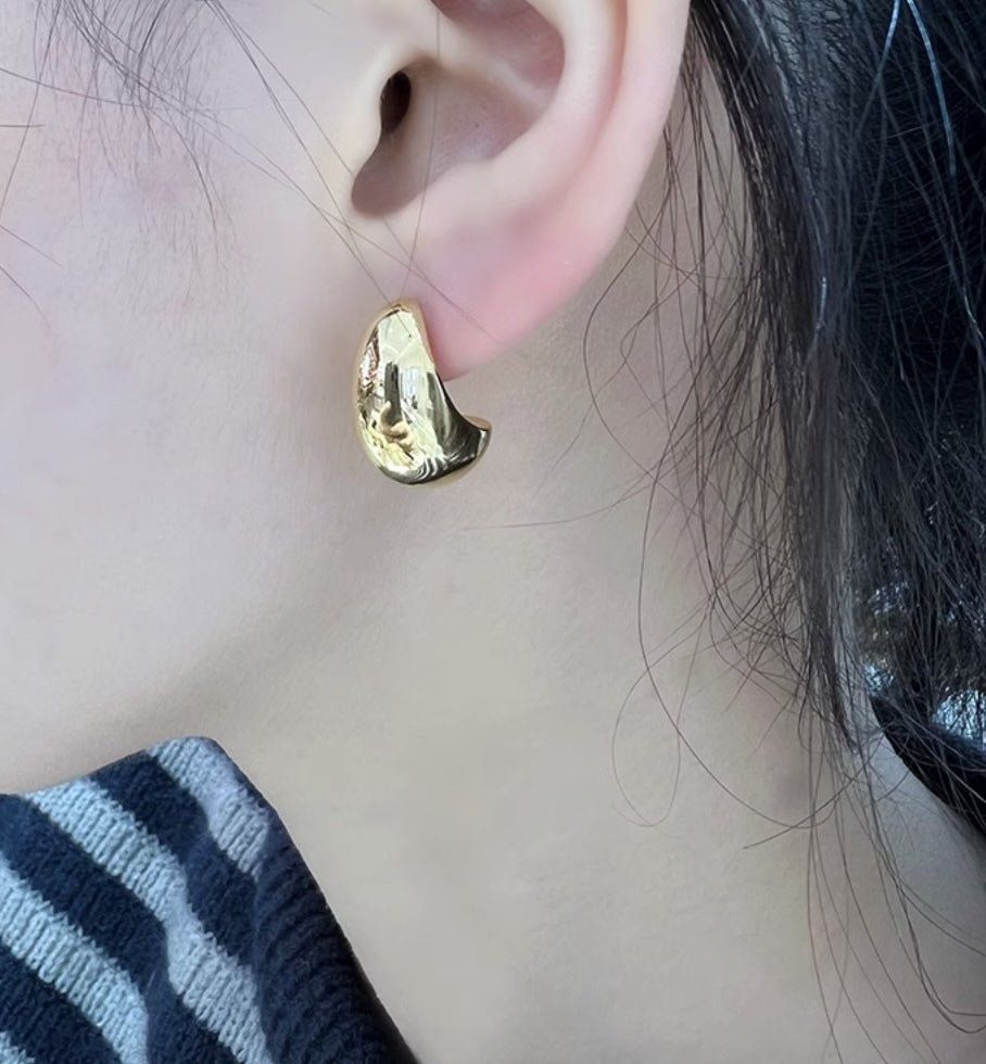 K18YG イエローゴールド 18K ピアス スタッドピアス 豆 シンプル 鏡面 中空 イタリアンジュエリー K18 日常使い C ゴールド 存在感 大きめ - Jewelry Hills Tokyo