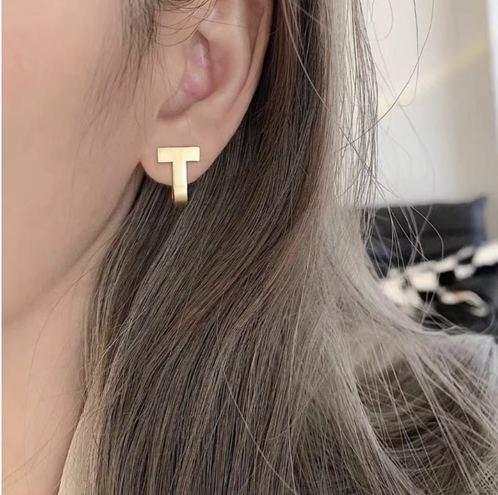 K18YG イエローゴールド 18K T字 ピアス クリップ付き T スタッドピアス 大ぶり イタリアンジュエリー 中空 大きめ 太め ボリューム - Jewelry Hills Tokyo