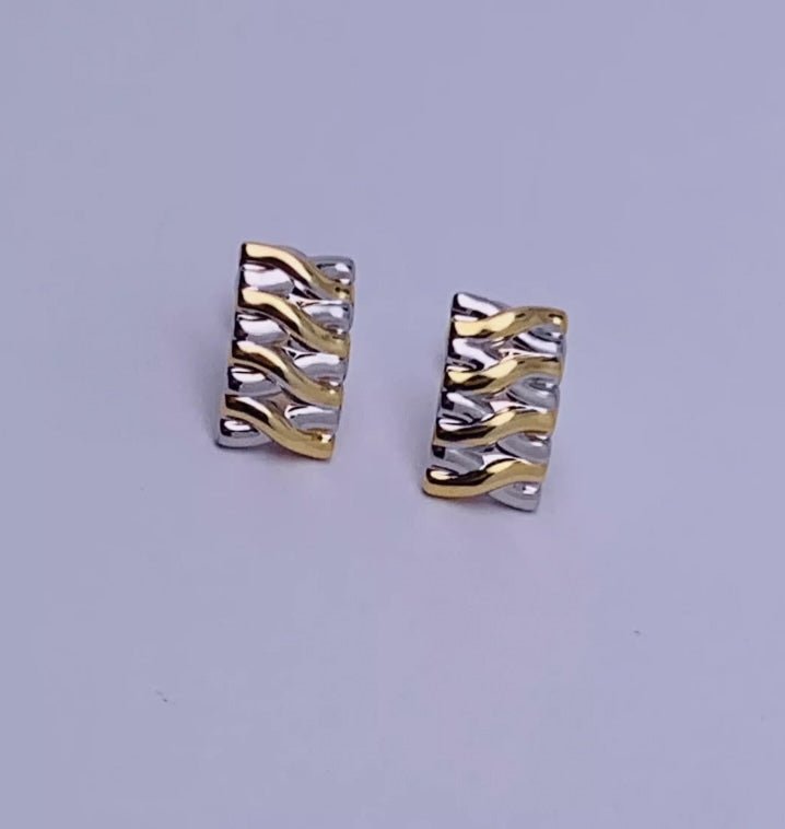 K18YG イエローゴールド 18K ピアス スタッドピアス イタリアンジュエリー WG 柄 模様 ツイスト 中空 ワンポイント 長方形 プレート - Jewelry Hills Tokyo