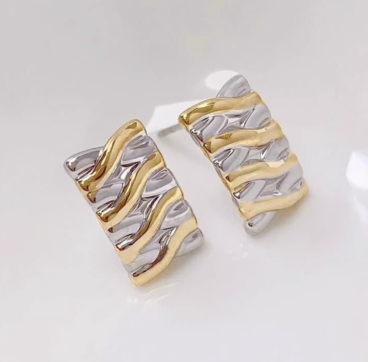 K18YG イエローゴールド 18K ピアス スタッドピアス イタリアンジュエリー WG 柄 模様 ツイスト 中空 ワンポイント 長方形 プレート - Jewelry Hills Tokyo