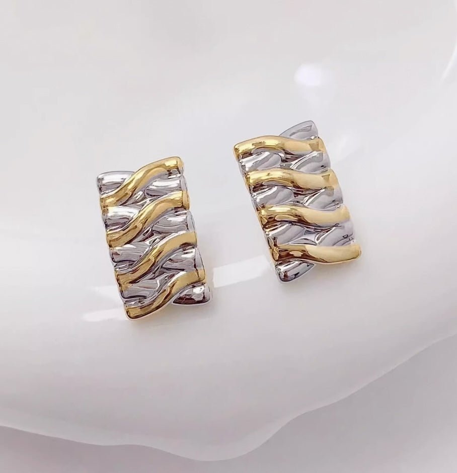 K18YG イエローゴールド 18K ピアス スタッドピアス イタリアンジュエリー WG 柄 模様 ツイスト 中空 ワンポイント 長方形 プレート - Jewelry Hills Tokyo