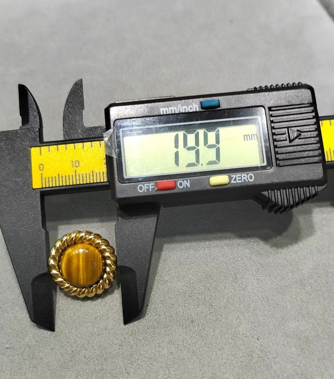 K18YG タイガーアイ ラウンド ピアス イエローゴールド 18K スタッドピアス ツイスト枠 中空ピアス 軽量 大ぶり 模様 YG 大きめ ラージ - Jewelry Hills Tokyo