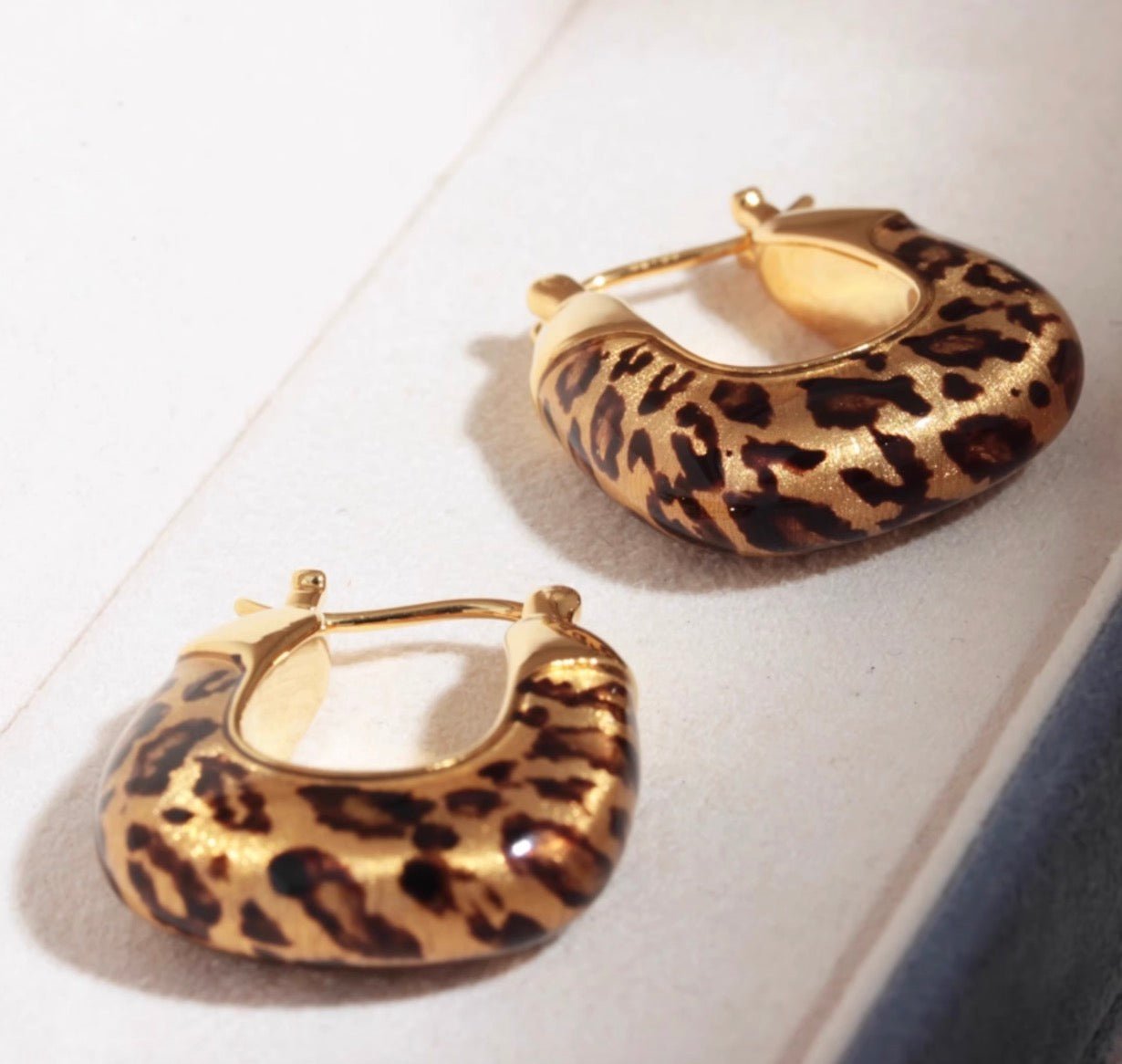 K18YG イエローゴールド 18K フープピアス 豹柄 レオパード ピアス リングピアス 模様 YG 柄 大ぶり ドロップピアス - Jewelry Hills Tokyo
