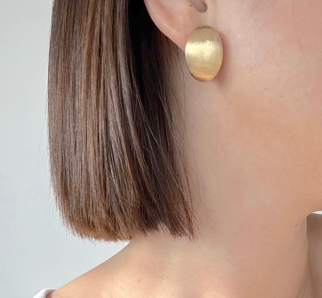 K18YG イエローゴールド 18K スタッドピアス ピアス 艶消し ツヤ消し やすり加工 ヘアライン加工 オーバル 豆 模様 YG 綱 クリップ付き 大 - Jewelry Hills Tokyo