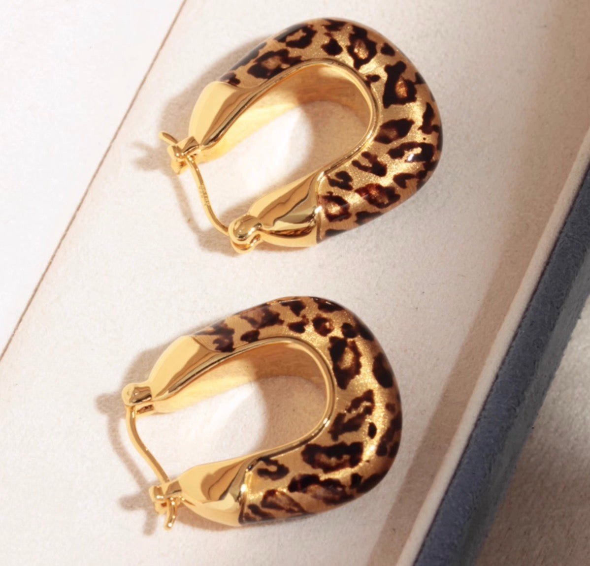 K18YG イエローゴールド 18K フープピアス 豹柄 レオパード ピアス リングピアス 模様 YG 柄 大ぶり ドロップピアス - Jewelry Hills Tokyo
