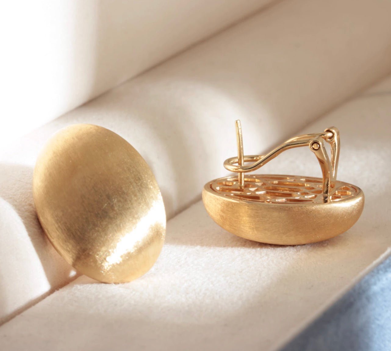 K18YG イエローゴールド 18K スタッドピアス ピアス 艶消し ツヤ消し やすり加工 ヘアライン加工 オーバル 豆 模様 YG 綱 クリップ付き 大 - Jewelry Hills Tokyo