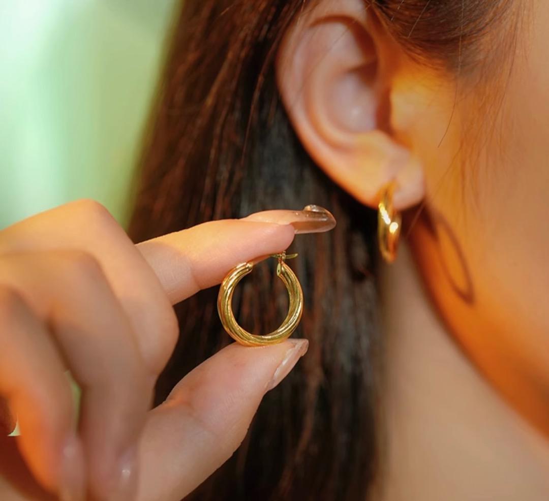 K18YG イエローゴールド フープピアス ピアス リングピアス 20mm 中空 ツイスト - Jewelry Hills Tokyo