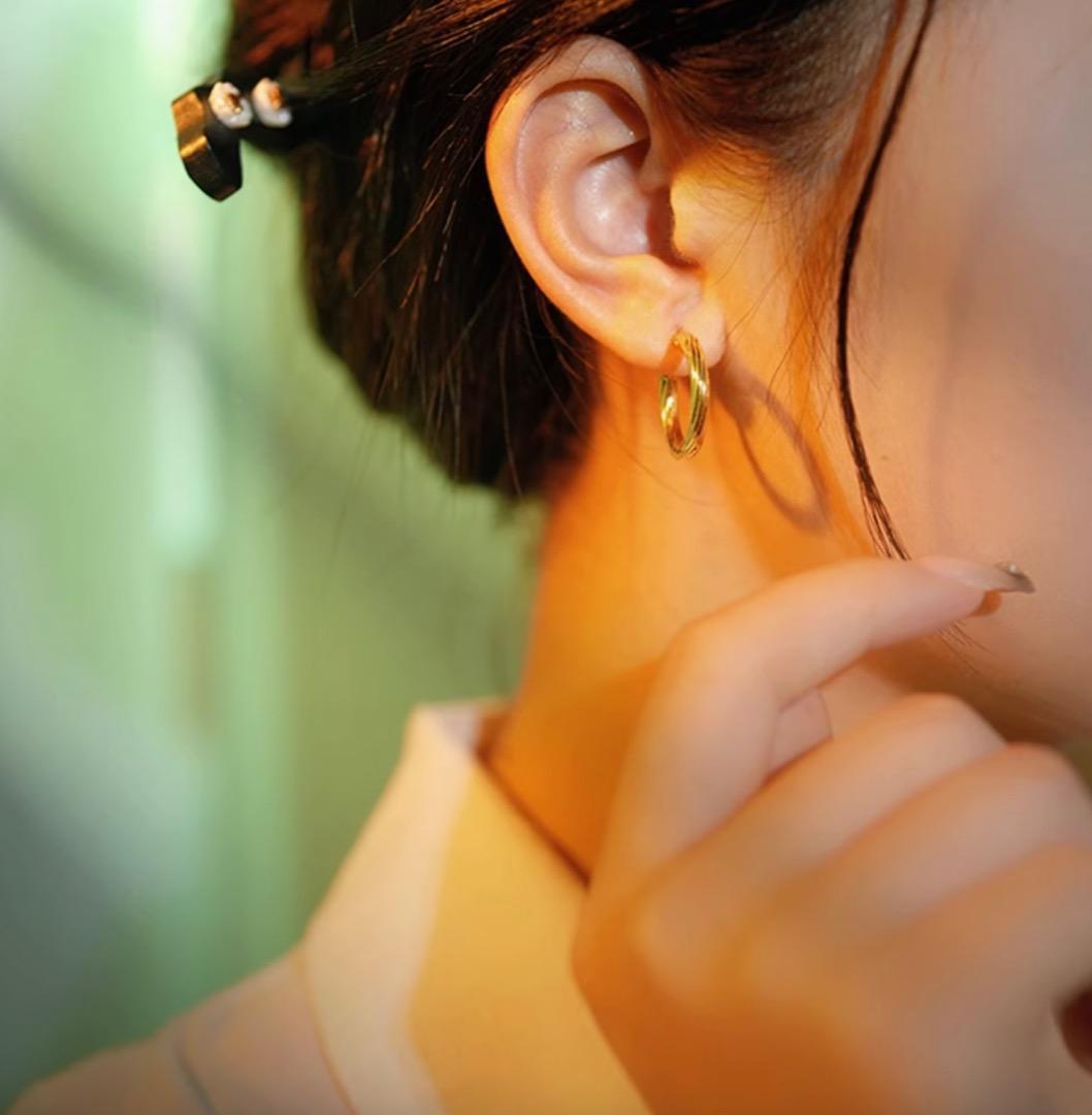 K18YG イエローゴールド フープピアス ピアス リングピアス 20mm 中空 ツイスト - Jewelry Hills Tokyo