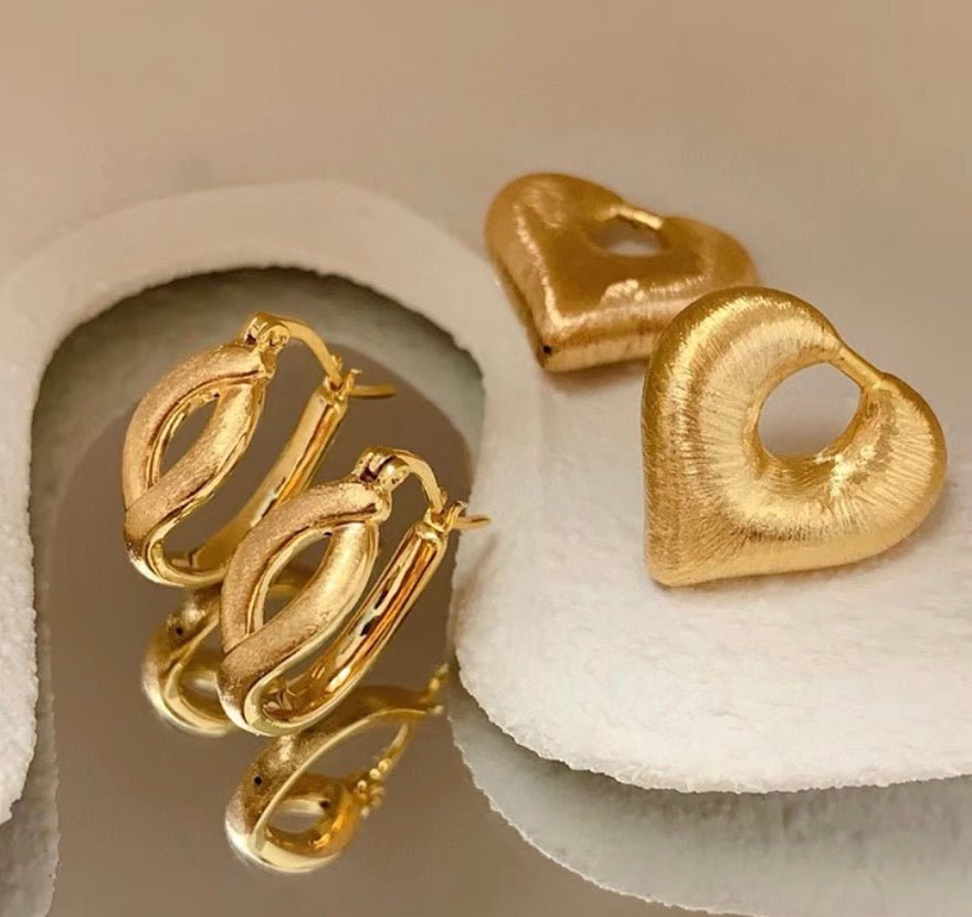 K18YG ハート 2way ピアス 18金 ヘアライン 艶消し フープピアス 中空ピアス イエローゴールド やすり加工 18K クリップピアス チャーム - Jewelry Hills Tokyo