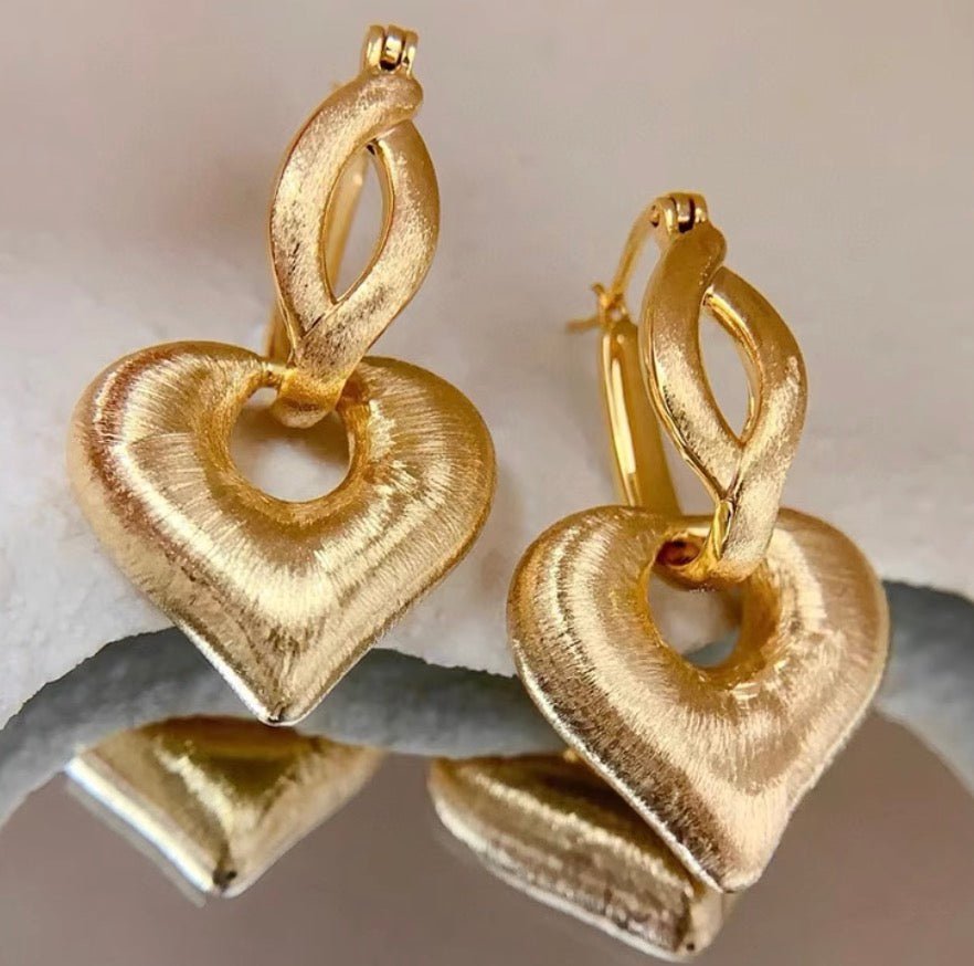 K18YG ハート 2way ピアス 18金 ヘアライン 艶消し フープピアス 中空ピアス イエローゴールド やすり加工 18K クリップピアス チャーム - Jewelry Hills Tokyo
