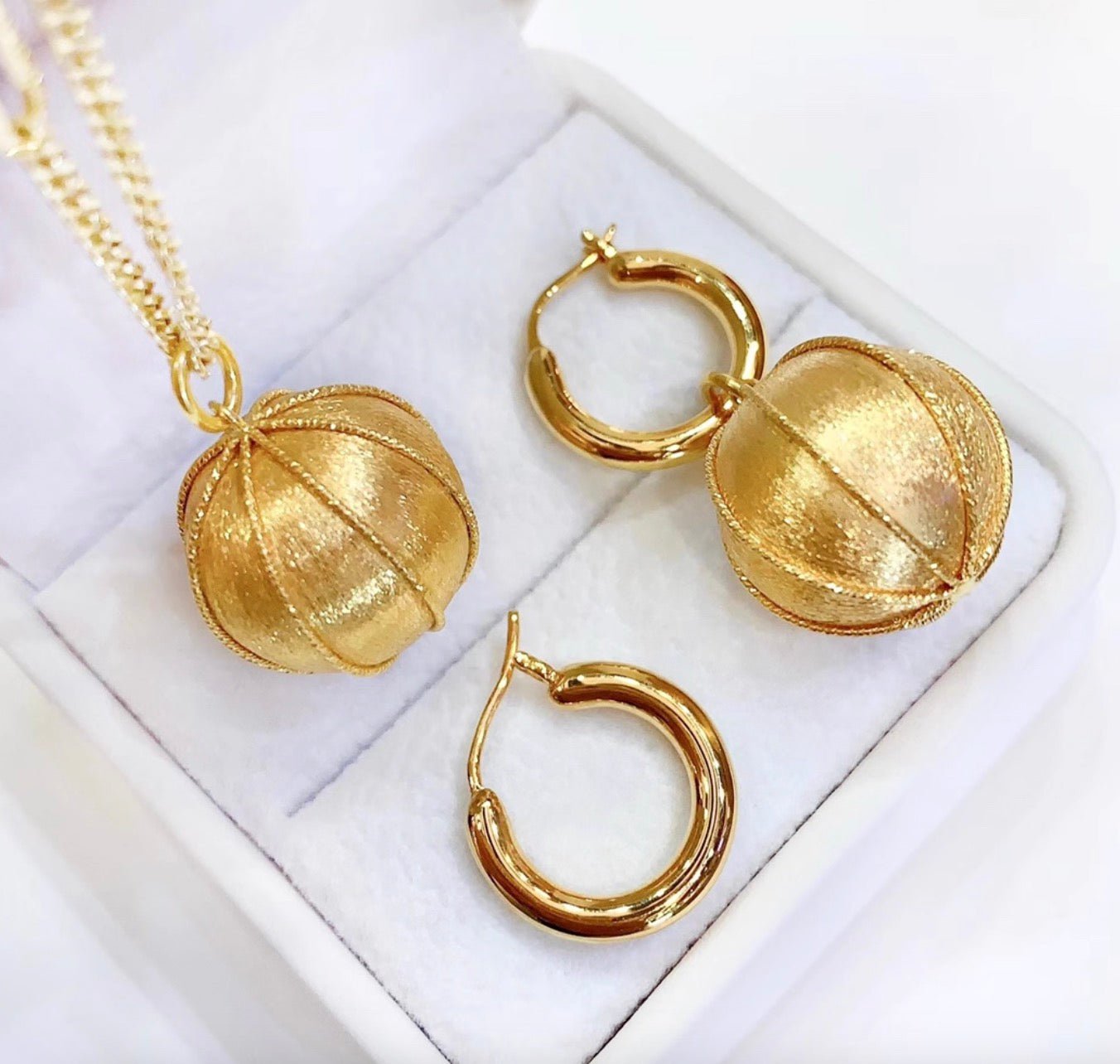 K18YG フープピアス 2way リングピアス 揺れる 手毬 イエローゴールド 18K 18金 チャーム ヘアライン 艶消し ボール 艶消し やすり加工 - Jewelry Hills Tokyo