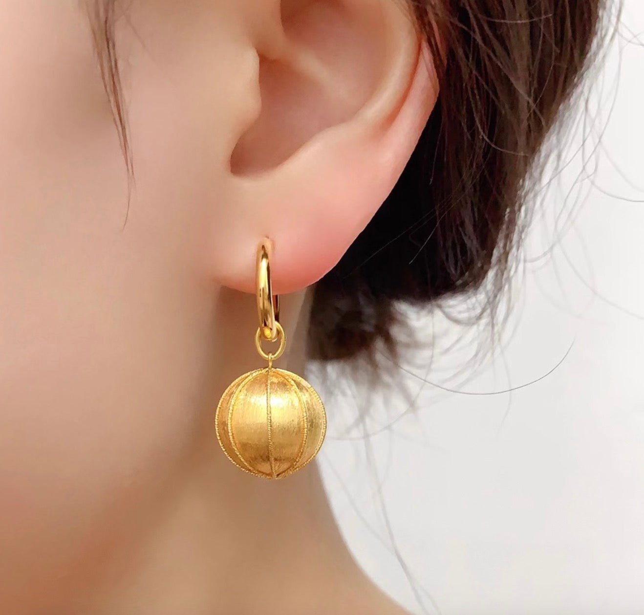K18YG フープピアス 2way リングピアス 揺れる 手毬 イエローゴールド 18K 18金 チャーム ヘアライン 艶消し ボール 艶消し やすり加工 - Jewelry Hills Tokyo