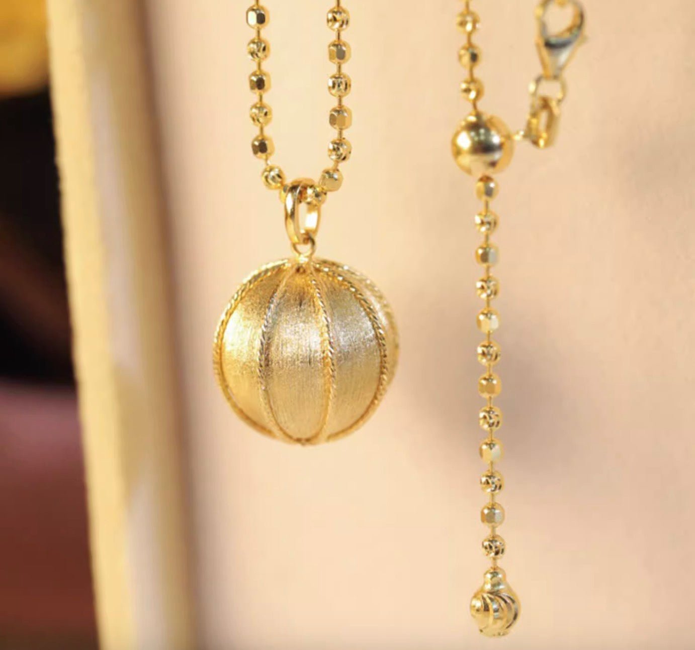K18YG フープピアス 2way リングピアス 揺れる 手毬 イエローゴールド 18K 18金 チャーム ヘアライン 艶消し ボール 艶消し やすり加工 - Jewelry Hills Tokyo