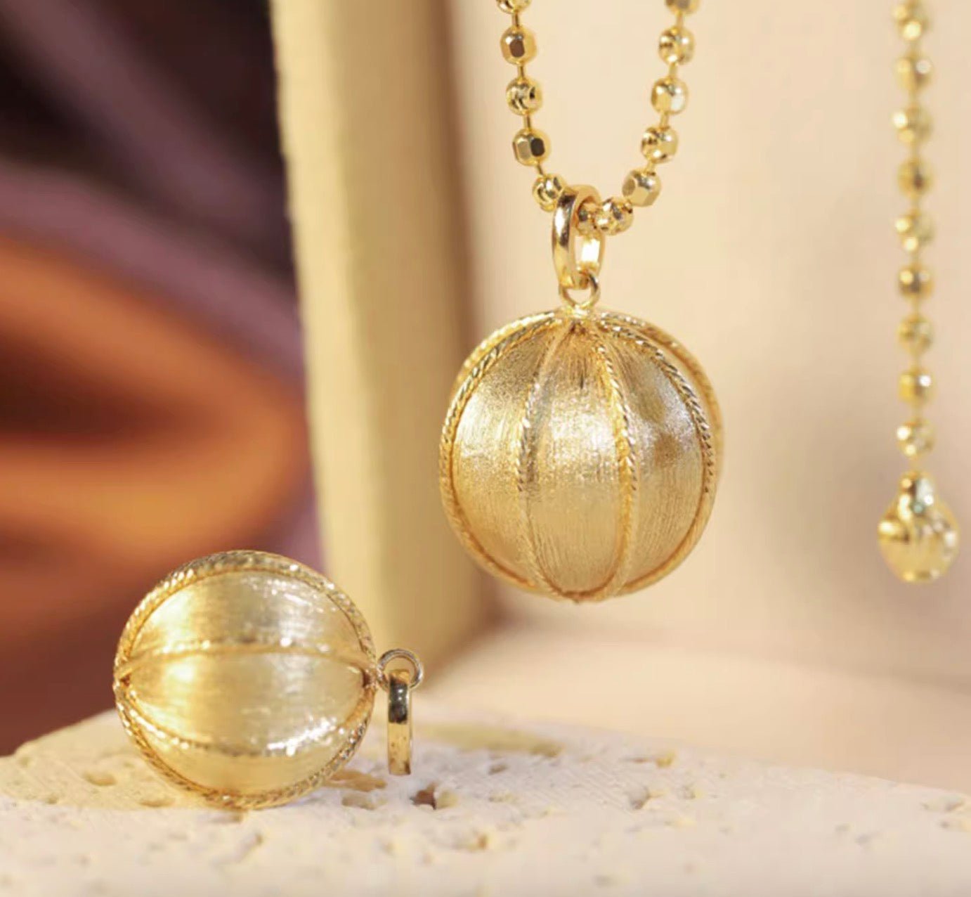 K18YG フープピアス 2way リングピアス 揺れる 手毬 イエローゴールド 18K 18金 チャーム ヘアライン 艶消し ボール 艶消し やすり加工 - Jewelry Hills Tokyo