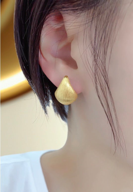 K18YG ティアドロップ ピアス つや消し やすり加工 ヘアライン加工 雫 イエローゴールド トライアングル 三角形 - Jewelry Hills Tokyo