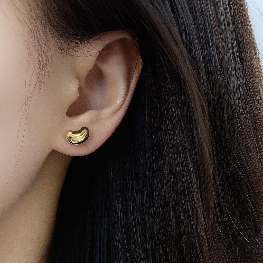 K18YG ぷっくり 豆 スタッドピアス 中空ピアス C 丸いフォルム イエローゴールド 18K 18金 カール - Jewelry Hills Tokyo