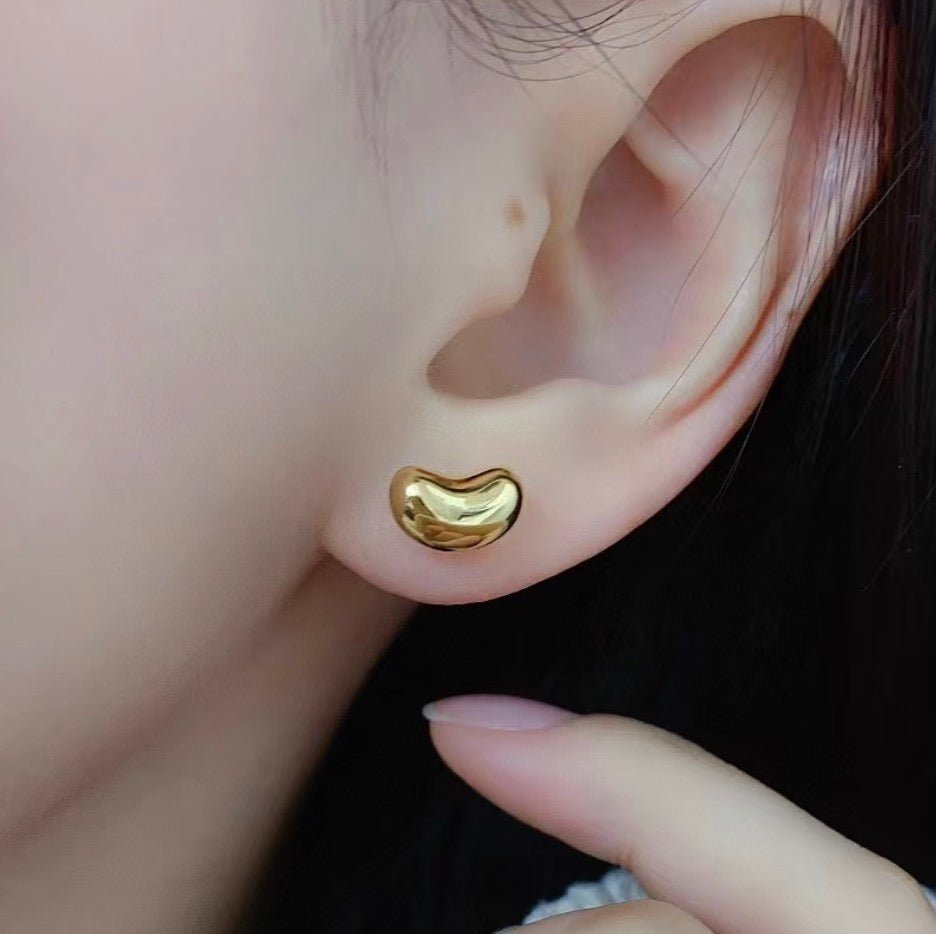 K18YG ぷっくり 豆 スタッドピアス 中空ピアス C 丸いフォルム イエローゴールド 18K 18金 カール - Jewelry Hills Tokyo